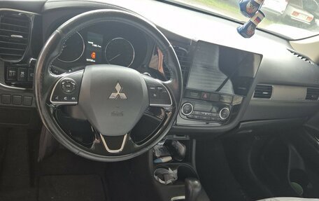 Mitsubishi Outlander III рестайлинг 3, 2015 год, 1 700 000 рублей, 10 фотография