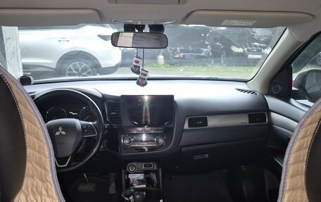 Mitsubishi Outlander III рестайлинг 3, 2015 год, 1 700 000 рублей, 11 фотография