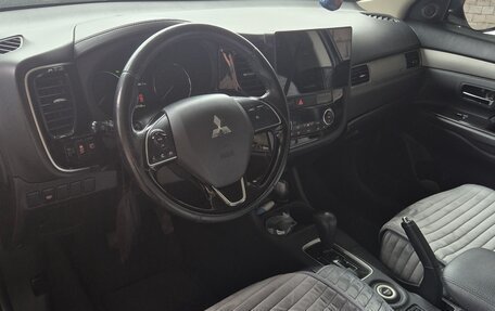 Mitsubishi Outlander III рестайлинг 3, 2015 год, 1 700 000 рублей, 9 фотография
