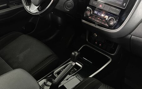 Mitsubishi Outlander III рестайлинг 3, 2018 год, 1 990 000 рублей, 12 фотография