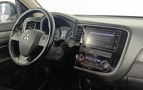 Mitsubishi Outlander III рестайлинг 3, 2018 год, 1 990 000 рублей, 10 фотография