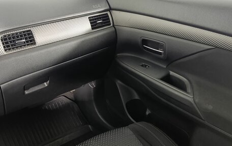 Mitsubishi Outlander III рестайлинг 3, 2018 год, 1 990 000 рублей, 13 фотография