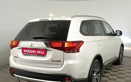 Mitsubishi Outlander III рестайлинг 3, 2018 год, 1 990 000 рублей, 7 фотография