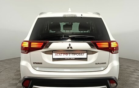 Mitsubishi Outlander III рестайлинг 3, 2018 год, 1 990 000 рублей, 6 фотография