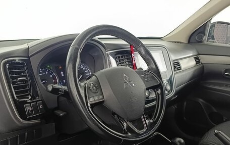 Mitsubishi Outlander III рестайлинг 3, 2018 год, 1 990 000 рублей, 9 фотография