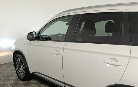 Mitsubishi Outlander III рестайлинг 3, 2018 год, 1 990 000 рублей, 18 фотография