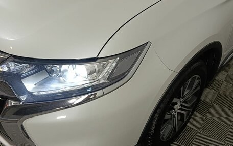 Mitsubishi Outlander III рестайлинг 3, 2018 год, 1 990 000 рублей, 20 фотография