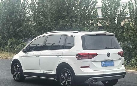 Volkswagen Touran III, 2023 год, 1 900 100 рублей, 5 фотография