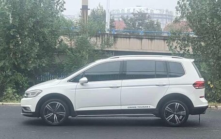 Volkswagen Touran III, 2023 год, 1 900 100 рублей, 4 фотография