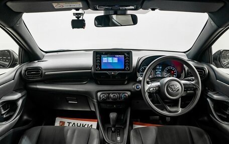 Toyota Yaris, 2020 год, 1 075 000 рублей, 9 фотография