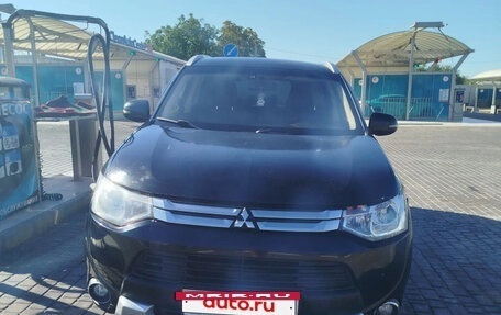 Mitsubishi Outlander III рестайлинг 3, 2014 год, 1 300 000 рублей, 2 фотография