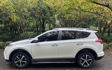 Toyota RAV4, 2016 год, 1 999 000 рублей, 2 фотография