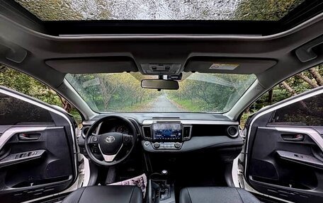 Toyota RAV4, 2016 год, 1 999 000 рублей, 10 фотография