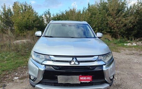 Mitsubishi Outlander III рестайлинг 3, 2017 год, 2 480 000 рублей, 10 фотография