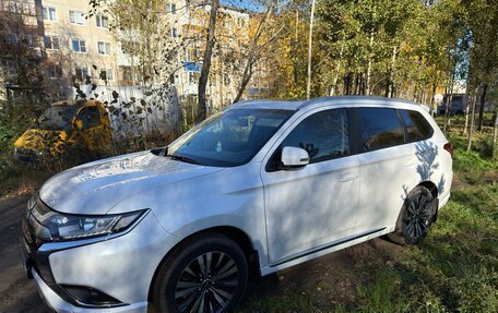 Mitsubishi Outlander III рестайлинг 3, 2022 год, 2 600 000 рублей, 3 фотография