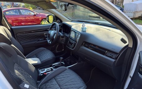 Mitsubishi Outlander III рестайлинг 3, 2022 год, 2 600 000 рублей, 5 фотография