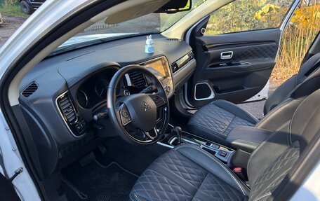 Mitsubishi Outlander III рестайлинг 3, 2022 год, 2 600 000 рублей, 6 фотография