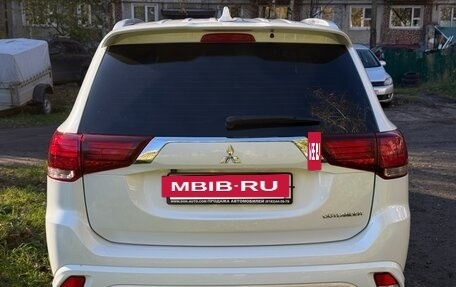 Mitsubishi Outlander III рестайлинг 3, 2022 год, 2 600 000 рублей, 4 фотография