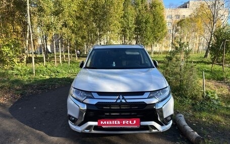 Mitsubishi Outlander III рестайлинг 3, 2022 год, 2 600 000 рублей, 2 фотография