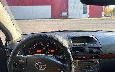 Toyota Avensis III рестайлинг, 2004 год, 580 000 рублей, 10 фотография