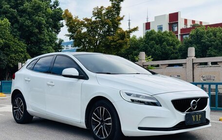Volvo V40 II рестайлинг, 2019 год, 1 050 000 рублей, 3 фотография