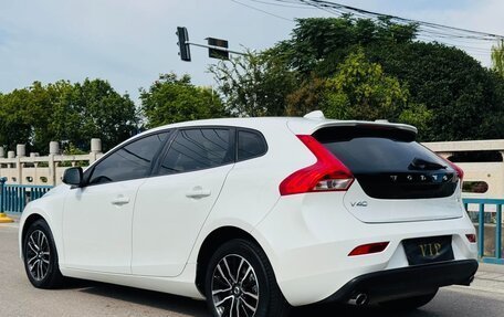 Volvo V40 II рестайлинг, 2019 год, 1 050 000 рублей, 5 фотография