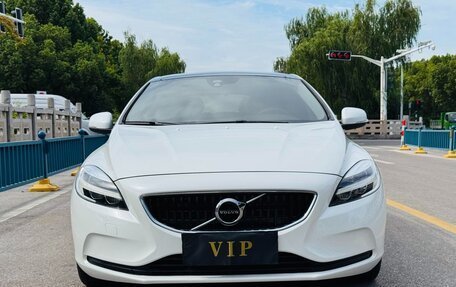 Volvo V40 II рестайлинг, 2019 год, 1 050 000 рублей, 2 фотография