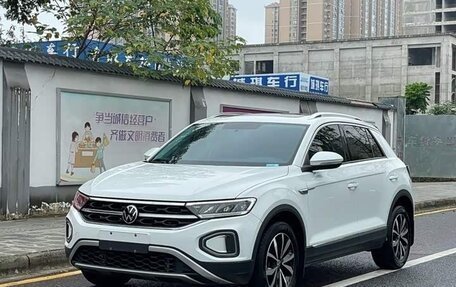 Volkswagen T-Roc I, 2023 год, 1 750 000 рублей, 1 фотография