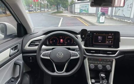 Volkswagen T-Roc I, 2023 год, 1 750 000 рублей, 13 фотография