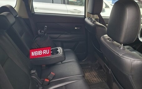 Mitsubishi Outlander III рестайлинг 3, 2014 год, 1 600 000 рублей, 10 фотография