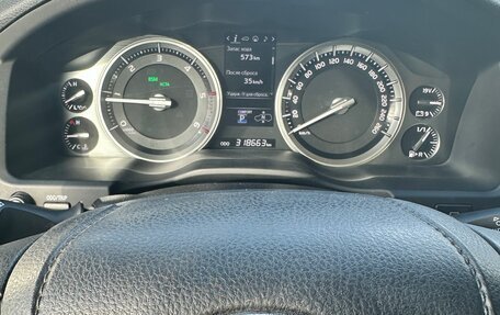 Toyota Land Cruiser 200, 2017 год, 5 999 000 рублей, 10 фотография