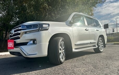 Toyota Land Cruiser 200, 2017 год, 5 999 000 рублей, 3 фотография