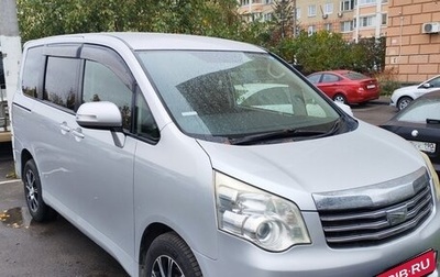 Toyota Noah III, 2012 год, 1 380 000 рублей, 1 фотография