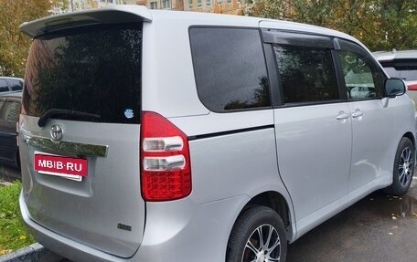 Toyota Noah III, 2012 год, 1 380 000 рублей, 2 фотография