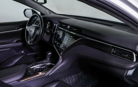 Toyota Camry, 2021 год, 3 450 000 рублей, 10 фотография