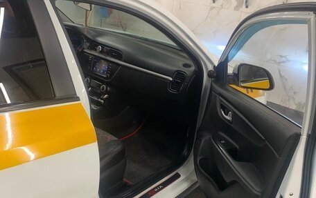 KIA Rio IV, 2018 год, 900 000 рублей, 2 фотография