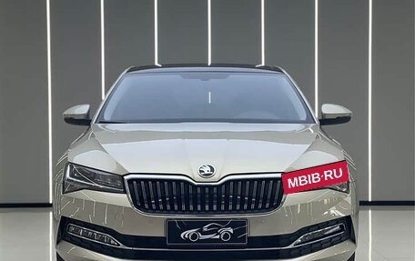 Skoda Superb III рестайлинг, 2022 год, 1 822 000 рублей, 2 фотография