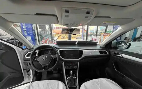 Volkswagen T-Roc I, 2023 год, 1 255 600 рублей, 8 фотография