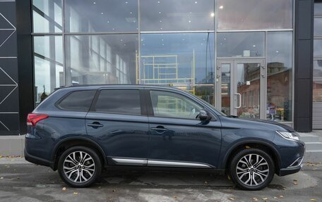 Mitsubishi Outlander III рестайлинг 3, 2017 год, 1 880 000 рублей, 4 фотография