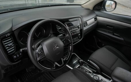 Mitsubishi Outlander III рестайлинг 3, 2017 год, 1 880 000 рублей, 12 фотография