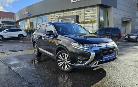 Mitsubishi Outlander III рестайлинг 3, 2021 год, 2 700 000 рублей, 3 фотография