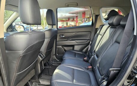 Mitsubishi Outlander III рестайлинг 3, 2021 год, 2 700 000 рублей, 10 фотография