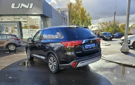 Mitsubishi Outlander III рестайлинг 3, 2021 год, 2 700 000 рублей, 6 фотография