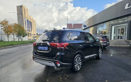 Mitsubishi Outlander III рестайлинг 3, 2021 год, 2 700 000 рублей, 4 фотография