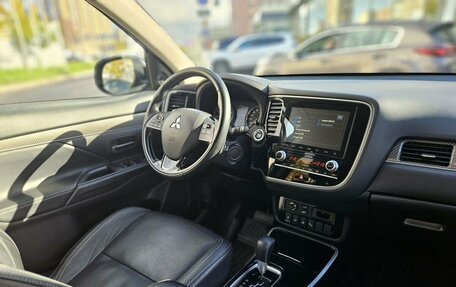Mitsubishi Outlander III рестайлинг 3, 2021 год, 2 700 000 рублей, 13 фотография