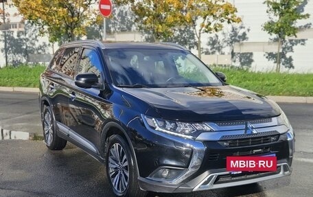 Mitsubishi Outlander III рестайлинг 3, 2021 год, 2 700 000 рублей, 7 фотография