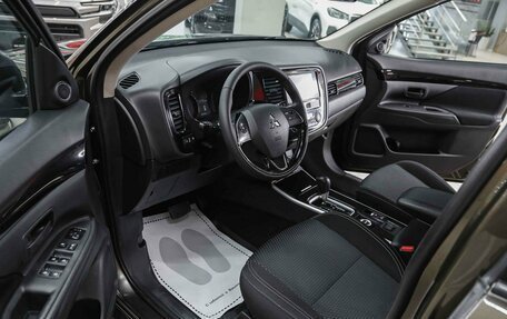 Mitsubishi Outlander III рестайлинг 3, 2019 год, 1 950 000 рублей, 8 фотография