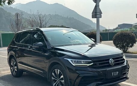 Volkswagen Tiguan II, 2022 год, 1 785 000 рублей, 2 фотография