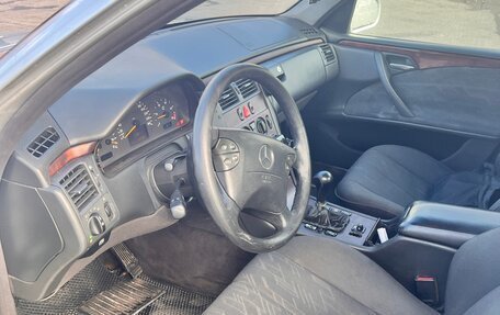 Mercedes-Benz E-Класс, 2001 год, 240 000 рублей, 9 фотография