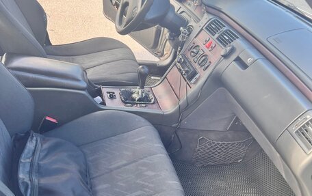 Mercedes-Benz E-Класс, 2001 год, 240 000 рублей, 12 фотография